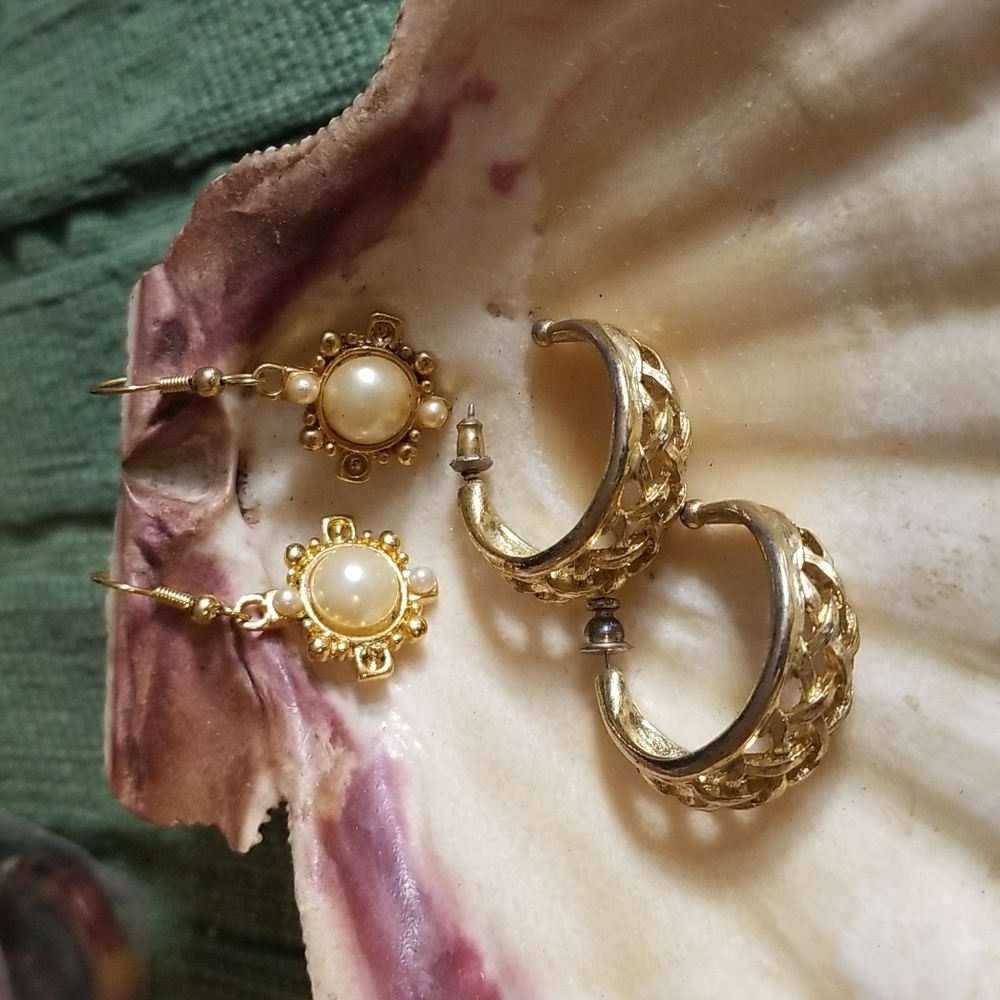 Qty 2 pairs Vintage Pierced Earrings TCJB1